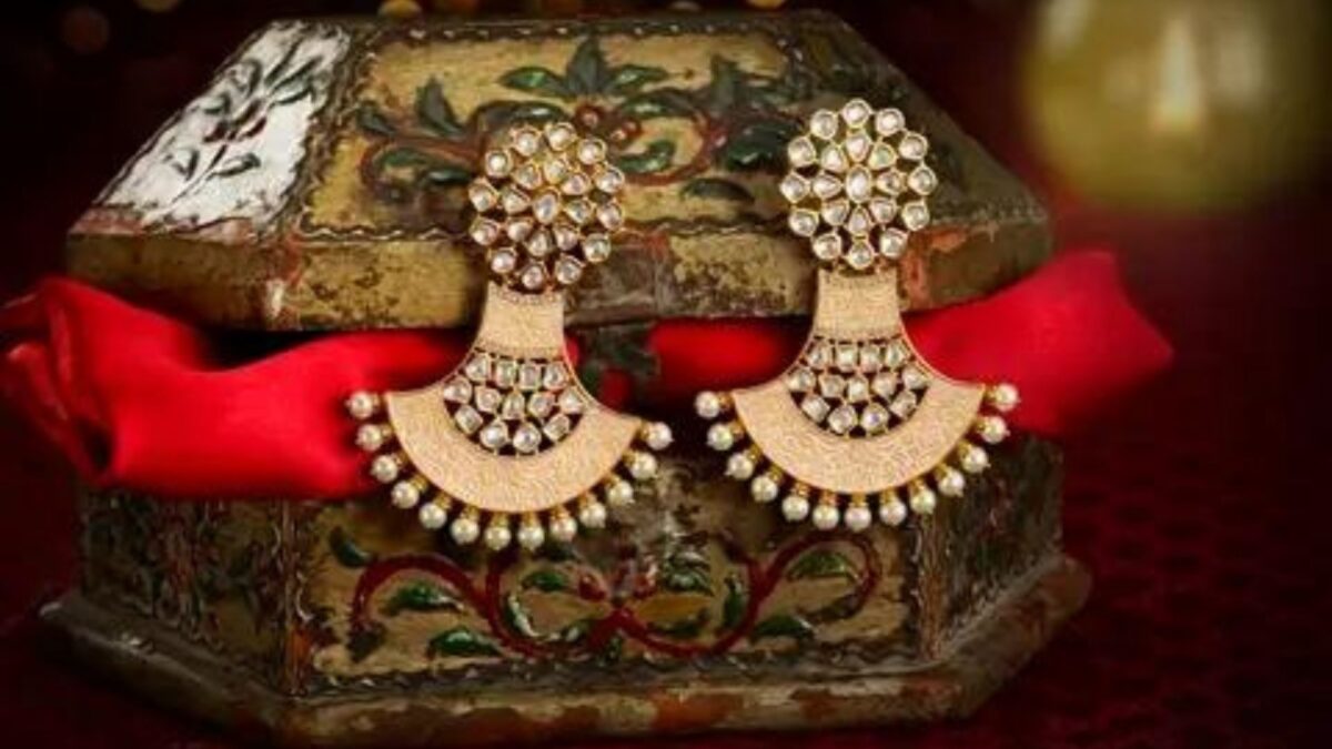Must-Have Antique Jewellery for Every Girl and Woman