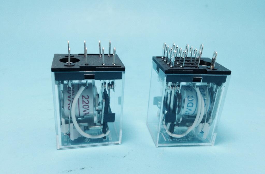 The difference between FET and thyristor