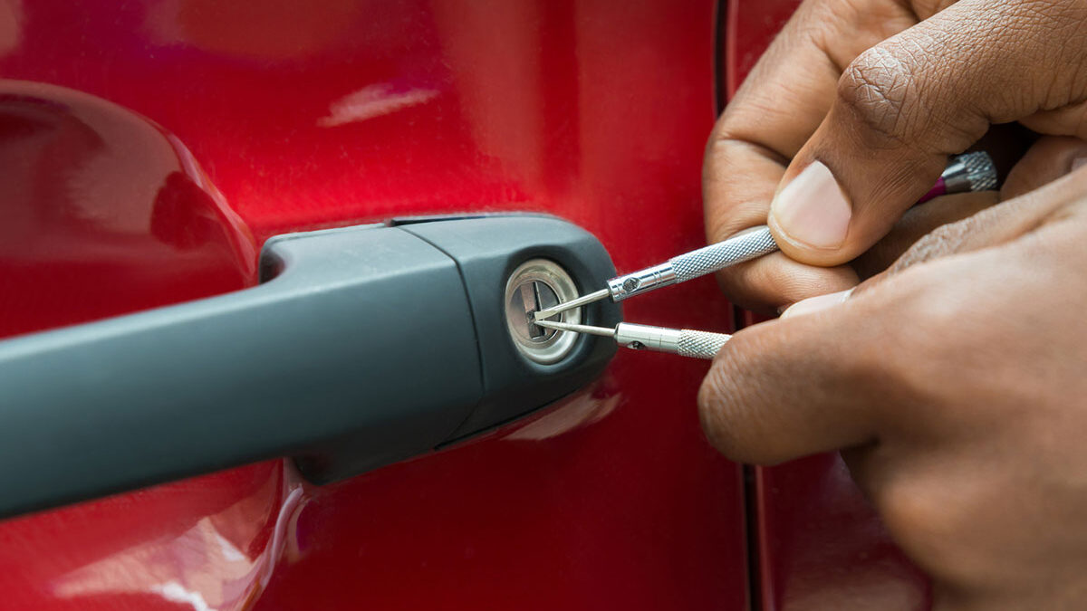 Why Worry When You Have Car Locksmiths In An Emergency?