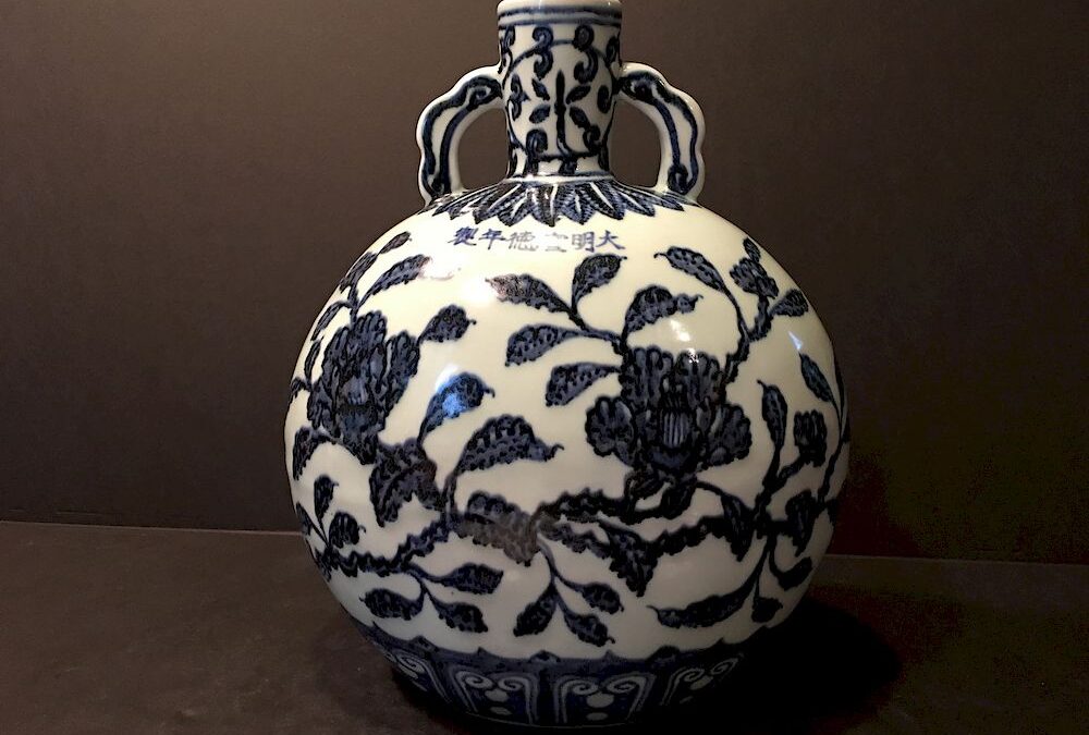 THE DEMAND OF CHINESE MOON VASE AS COLLECTIBLE.