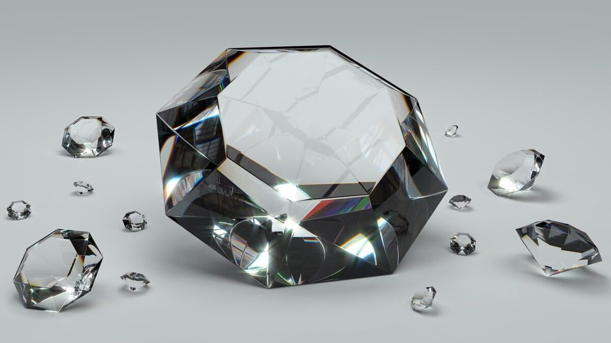 How can you distinguish between natural raw diamond and synthetic diamond
