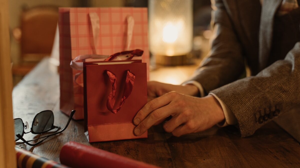 How Gifts Help in Making Strong Relationship Importance of Personalised Gifts