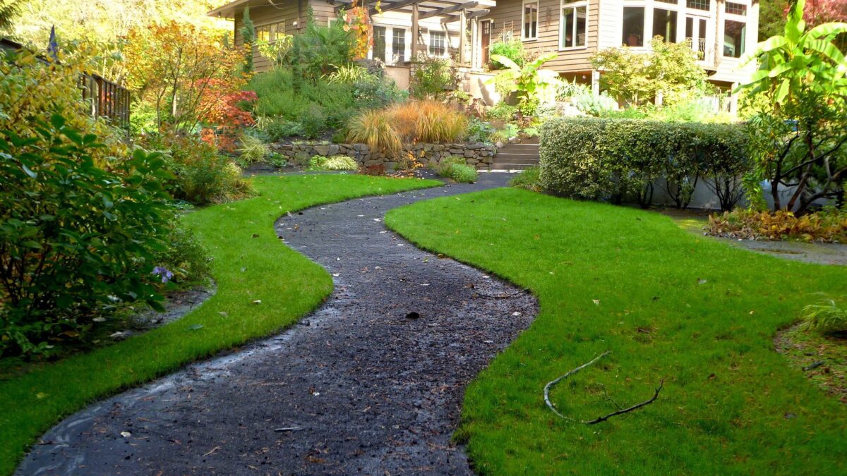 What qualities should a residential landscaping company that will make you happy?