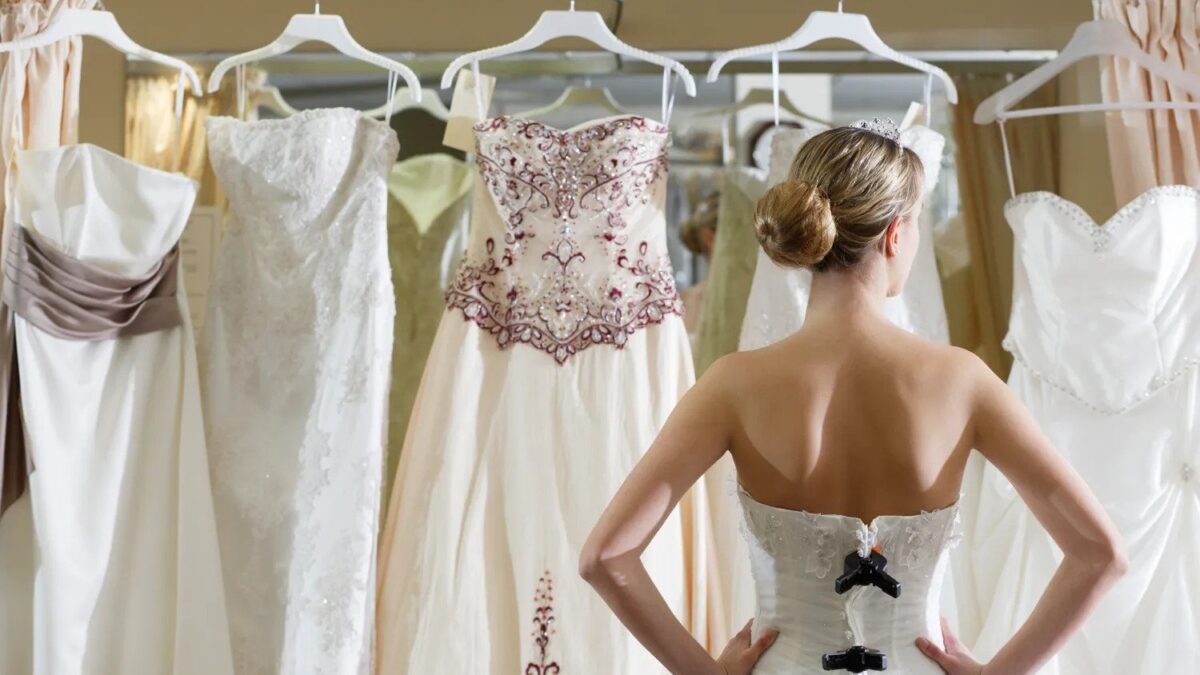 Does your Wedding Dress have to match your Theme?