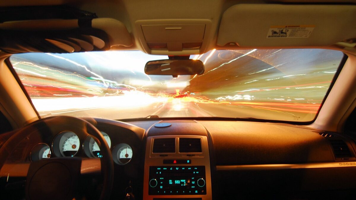3 Signs you should look for before getting a car windshield replacement