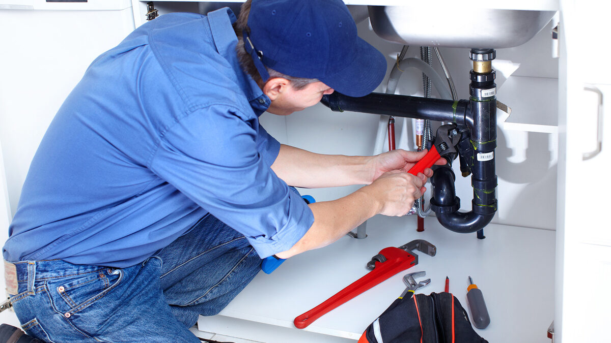 How to choose a professional plumber for plumbing repairs