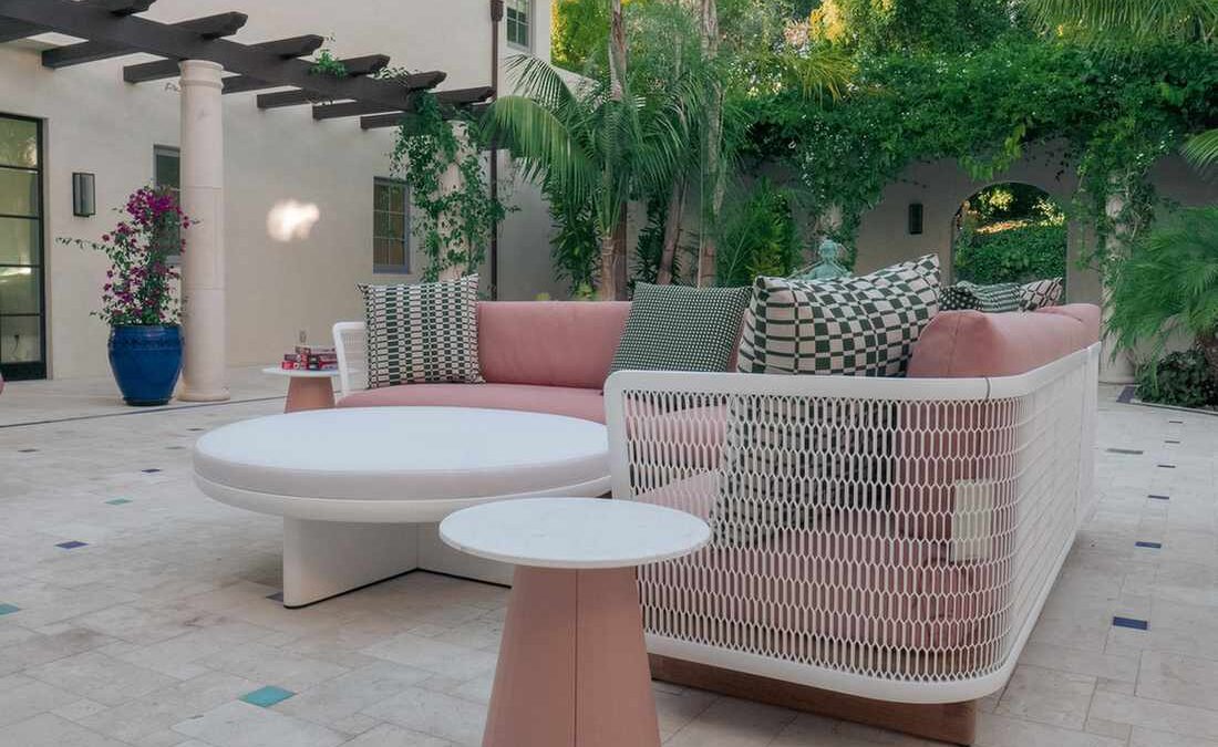 How to design an outdoor living space that meets your needs?