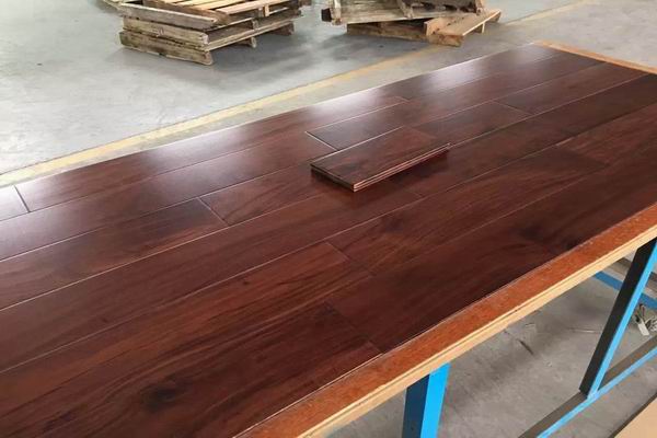 Bring an Excellent Living Area with Staining Acacia Wood