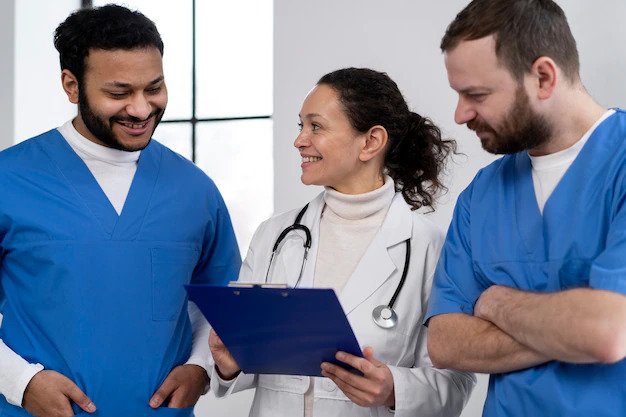 How Medical Students & Physicians Can Save Money By Investing In Financial Advice