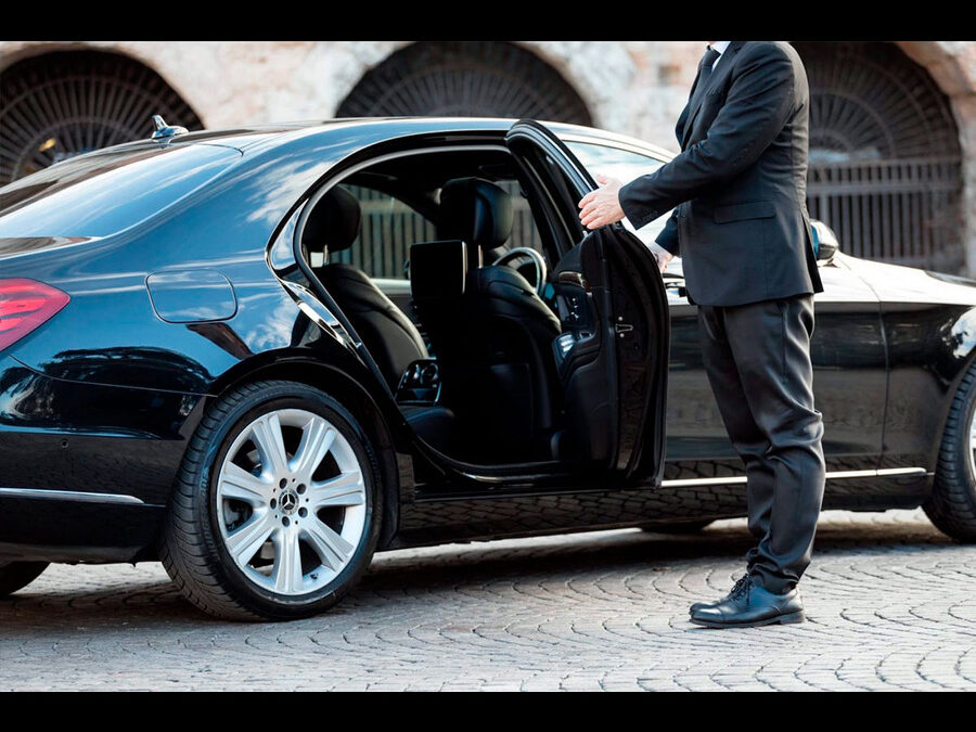 Hire reliable and cost-effective chauffeur services in Melbourne
