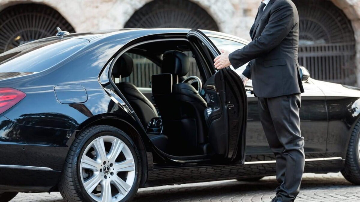 Luxurious Cars With Door-to-Door Private Chauffeur Service in Melbourne