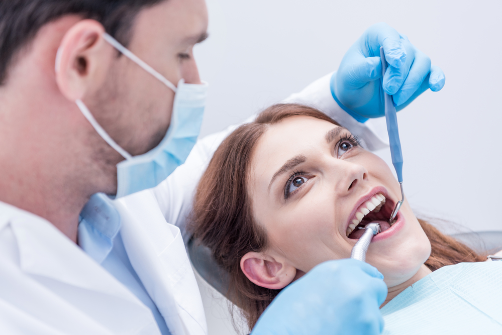 WHAT HAPPENS IN A TOOTH REMOVAL SURGERY ??
