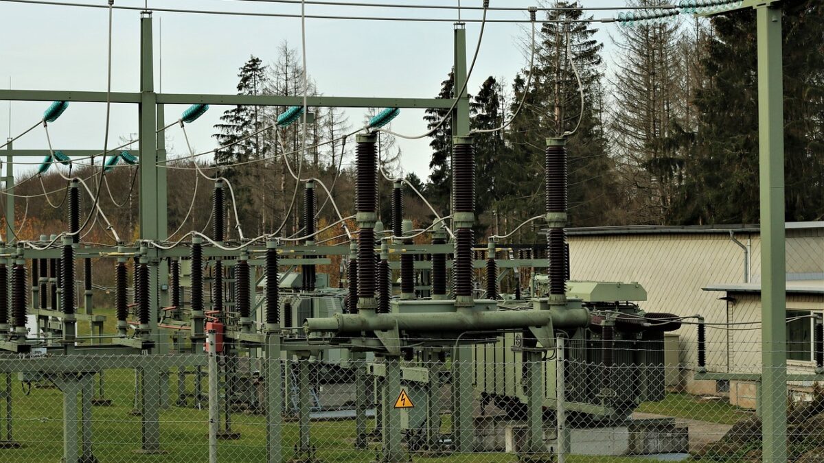 Know the primary purpose of the distribution transformer in reducing high voltage