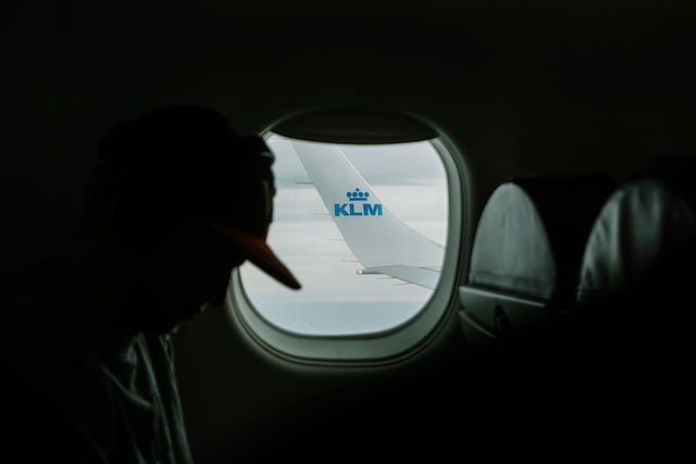 How do I speak to a live person at KLM?
