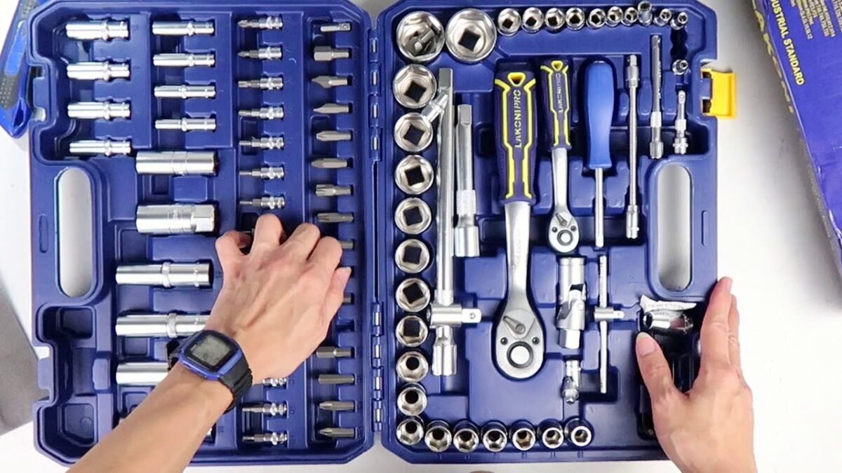 Plumbing Tools & Accessories: A Guide from Socket Sets to Kneepads
