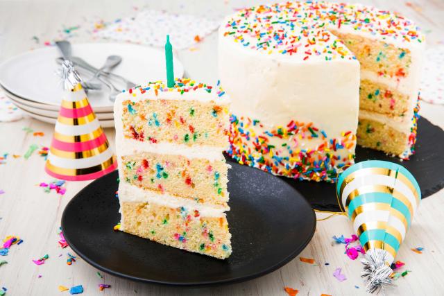 Avail advantages of online bakeries Advantages of online cakes
