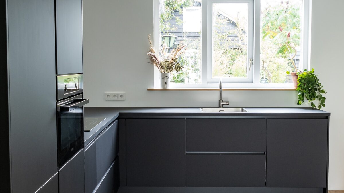 Black Cabinetry: The Hottest Trend in Kitchen Cabinet