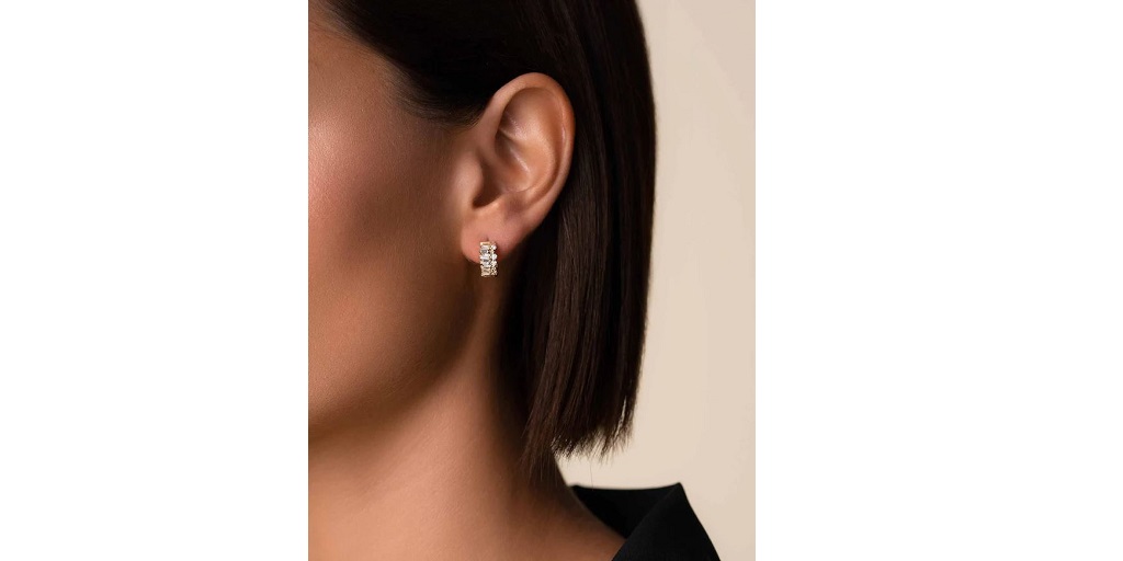 The Timelessness of 18K Gold Hoop Earrings: A Fashion Staple for Any Occasion