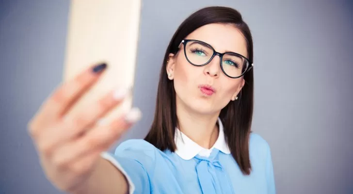 Les selfies sont-ils une forme de narcissisme ?