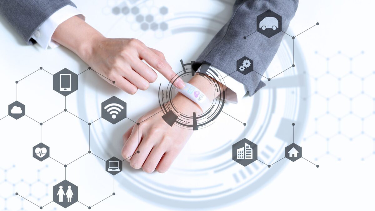 Role of IoT in Wearable Devices: Revolutionizing Connectivity and Data Analytics