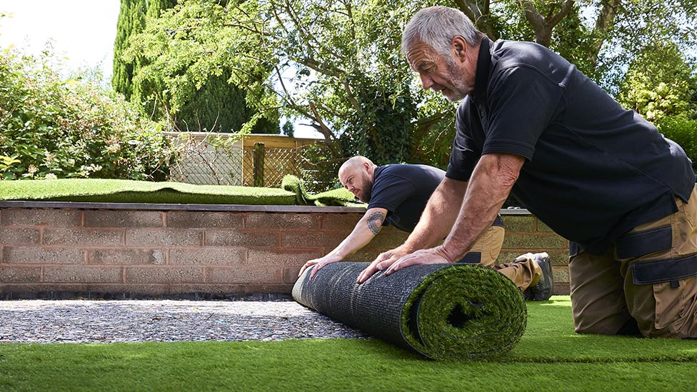 Choosing the Right Artificial Grass Fitter: Factors to Consider