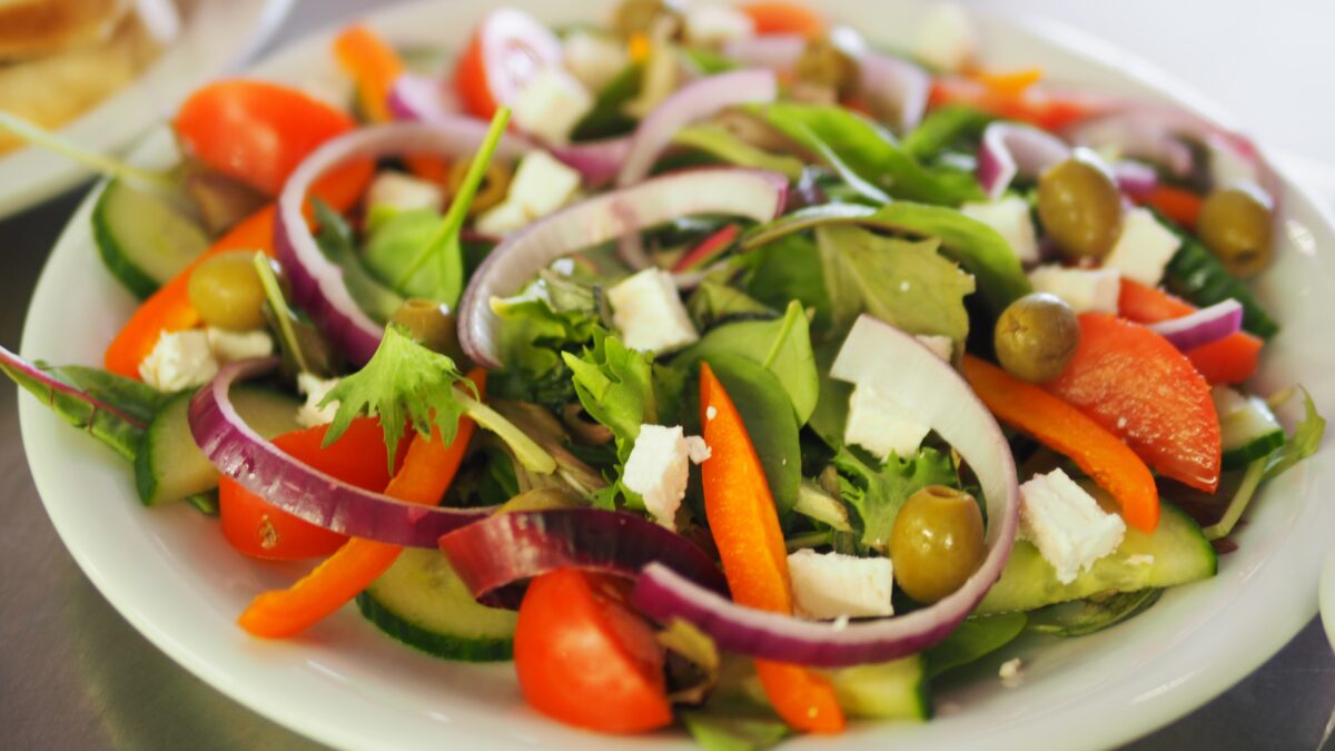 What are the Health Benefits Offered by Greek Salad?