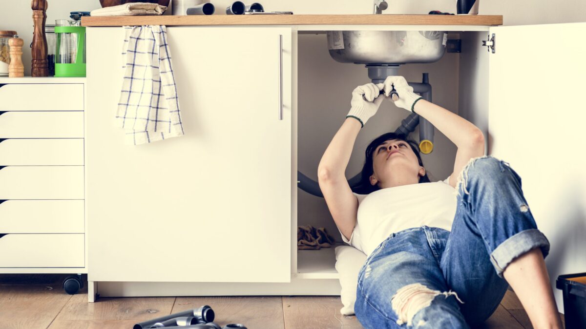 When to Call Plumber and When You Can Do It Yourself?