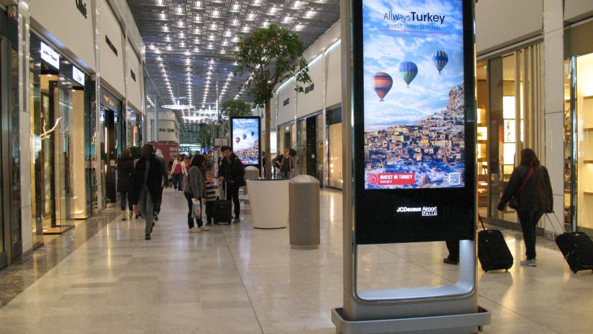 Digital Signage vs. Traditional Signage: Which Is Better?