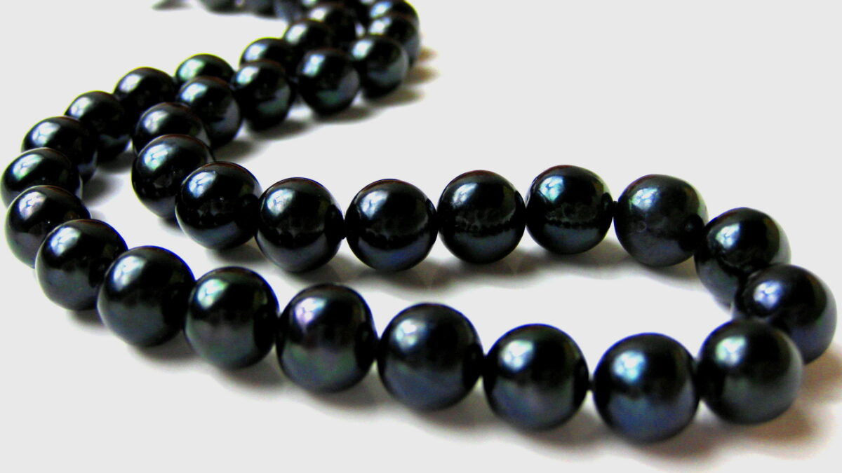 The Timeless Allure of Elegant Black Pearls: Mystique in Every Sphere