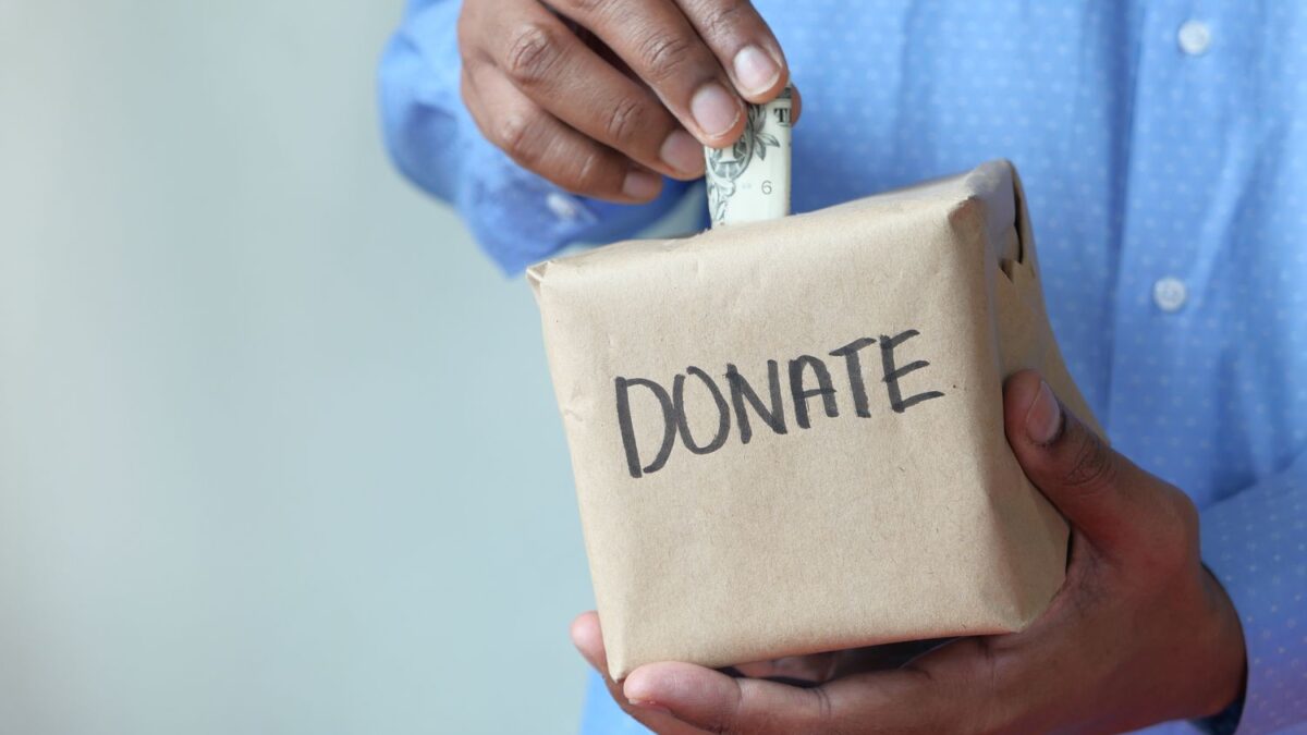 Are Specific Guidelines for Distributing Fitrana Donations to Eligible Recipients?